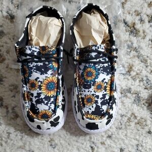 Boutique Sunflower Print Slip On Shoes